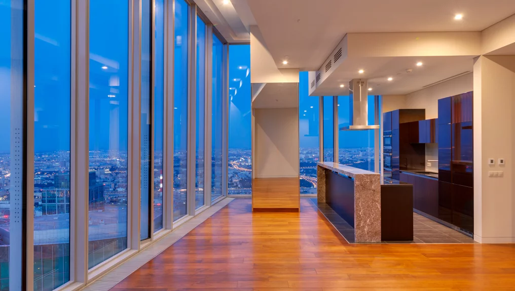 Apartment 90 m2 on the 55th floor with 1 bedroom in the OKO Towers, photo 1