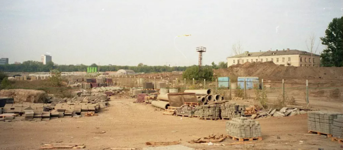 1993. العمل التحضيري وتطهير الموقع