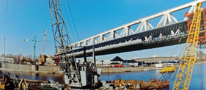 1996. بدأ بناء جسر باجراتيون وبرج 2000